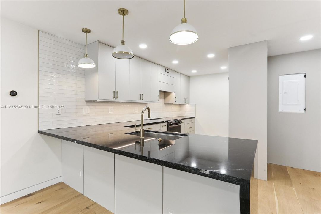 For Sale: $795,000 (2 beds, 2 baths, 1221 Square Feet)