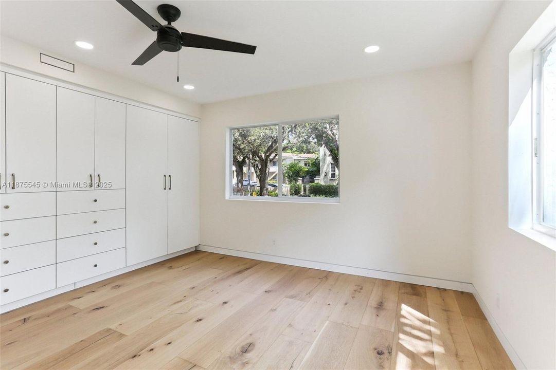 For Sale: $795,000 (2 beds, 2 baths, 1221 Square Feet)