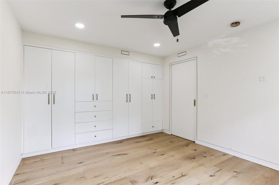 For Sale: $795,000 (2 beds, 2 baths, 1221 Square Feet)