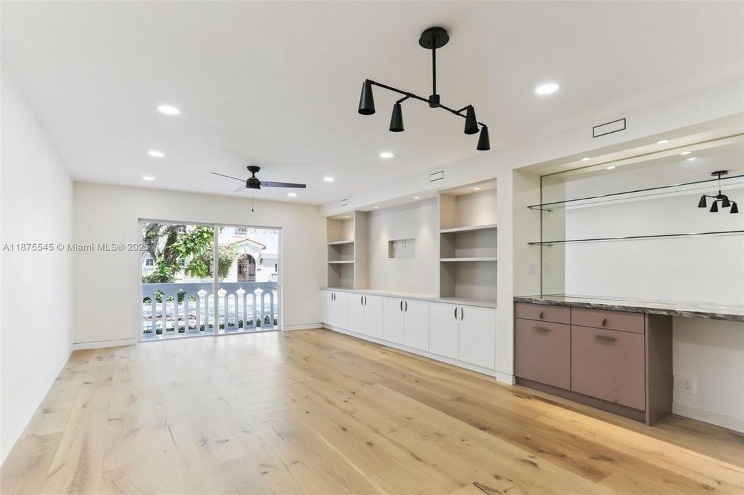 For Sale: $795,000 (2 beds, 2 baths, 1221 Square Feet)