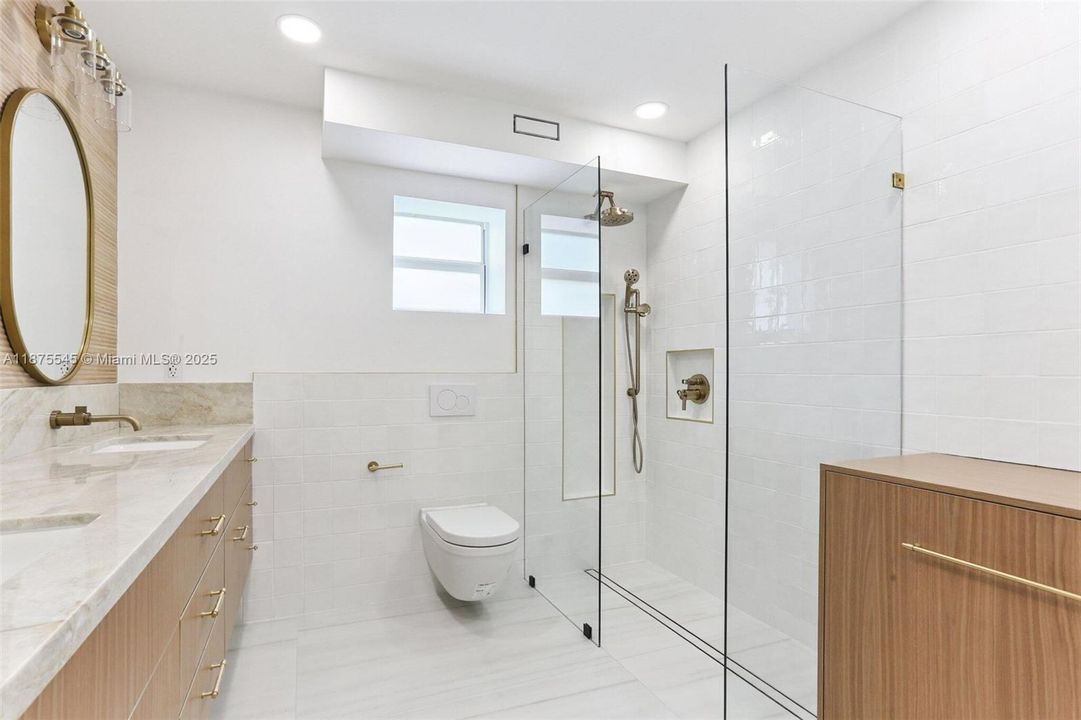 For Sale: $795,000 (2 beds, 2 baths, 1221 Square Feet)