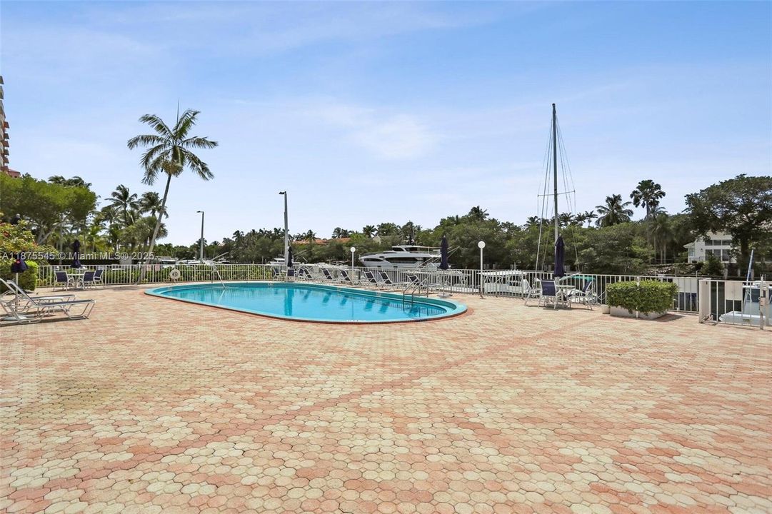 For Sale: $795,000 (2 beds, 2 baths, 1221 Square Feet)