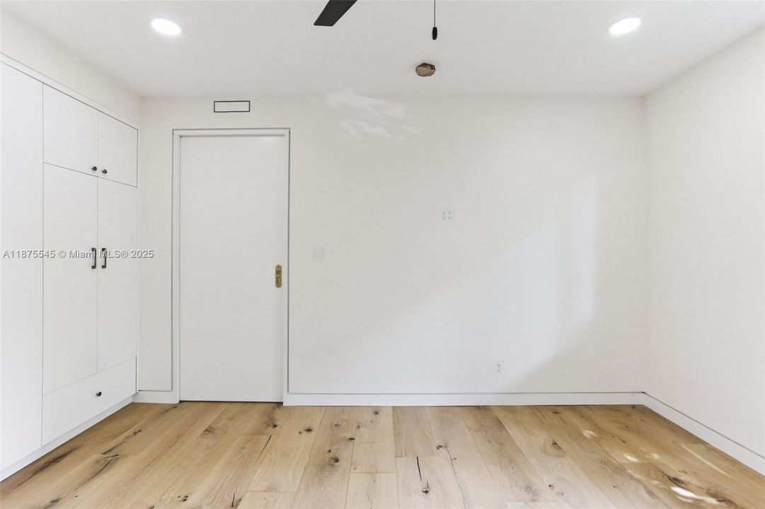 For Sale: $795,000 (2 beds, 2 baths, 1221 Square Feet)