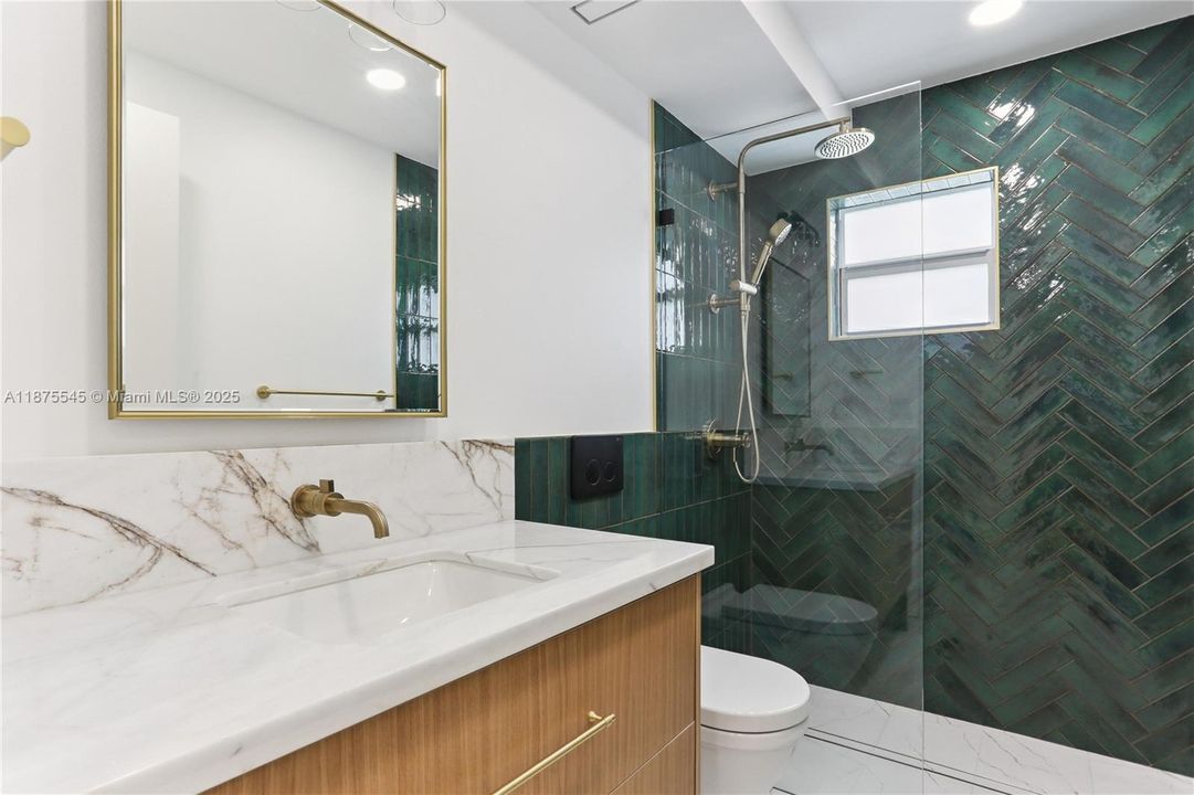 For Sale: $795,000 (2 beds, 2 baths, 1221 Square Feet)