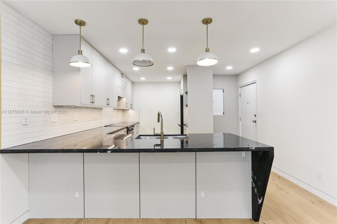 For Sale: $795,000 (2 beds, 2 baths, 1221 Square Feet)