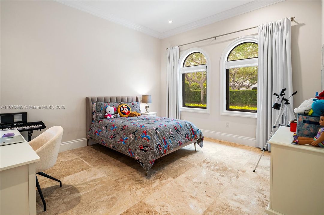 最近售出: $4,750,000 (6 贝兹, 6 浴室, 5897 平方英尺)