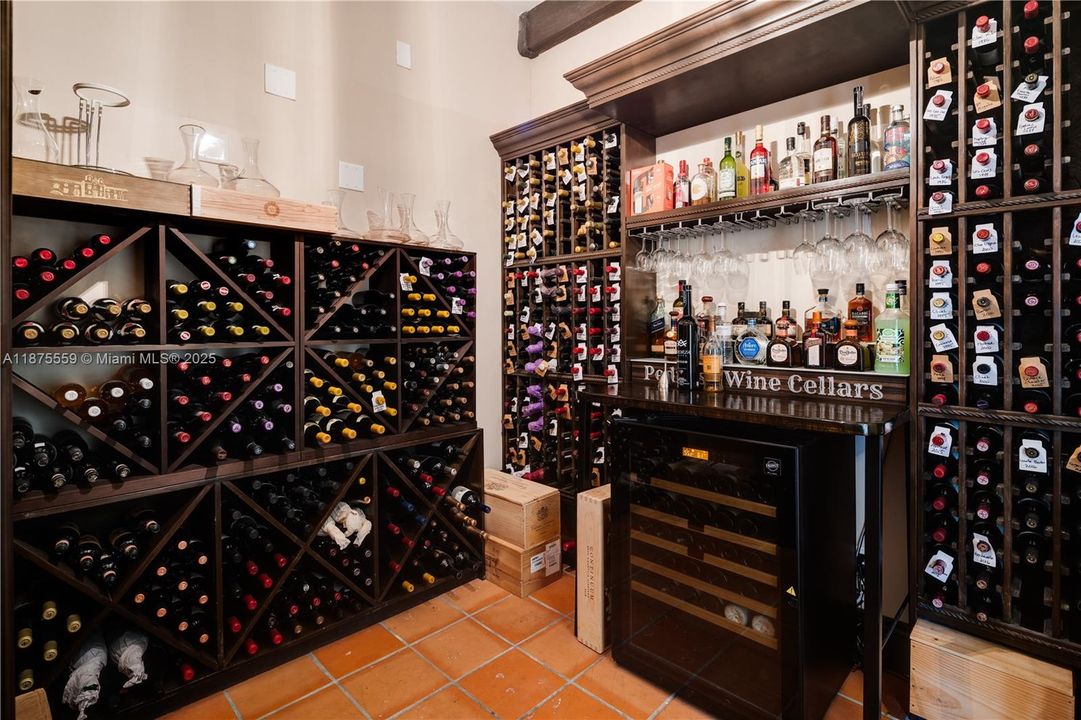 最近售出: $4,750,000 (6 贝兹, 6 浴室, 5897 平方英尺)