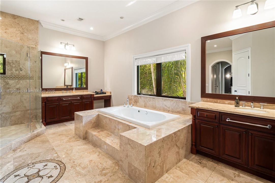 最近售出: $4,750,000 (6 贝兹, 6 浴室, 5897 平方英尺)