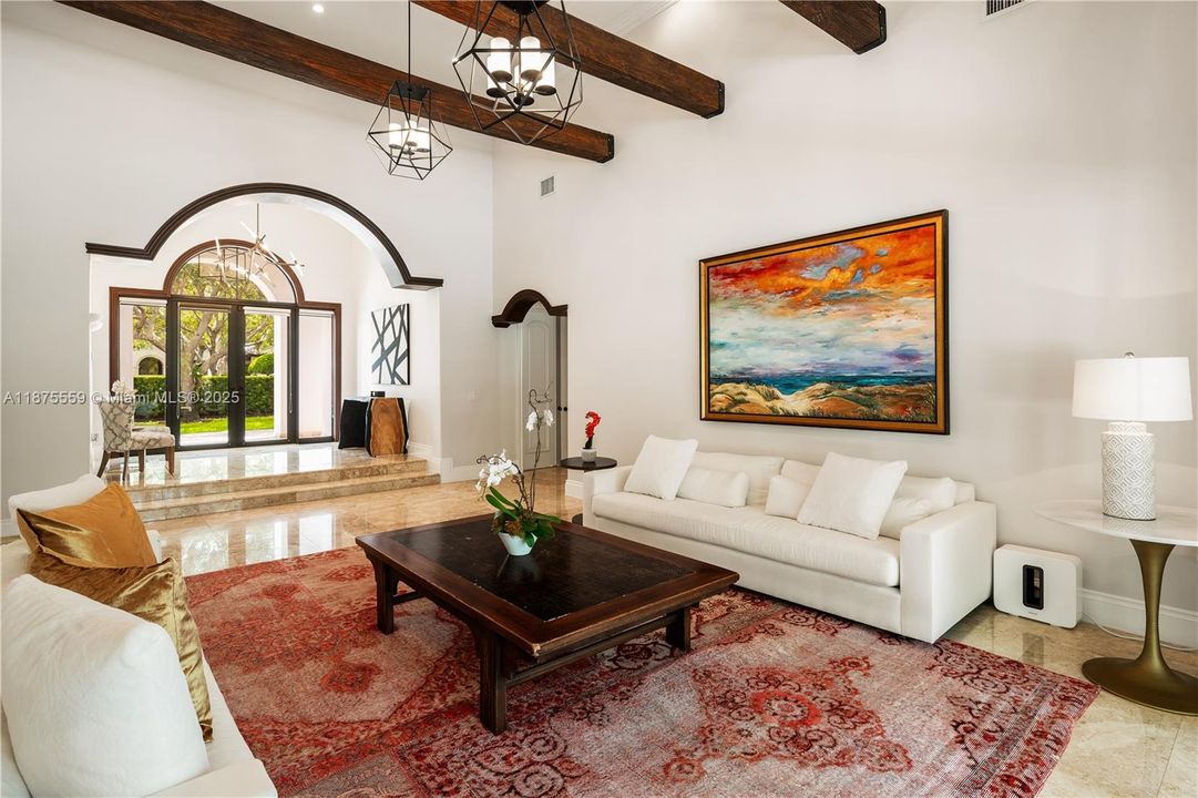 最近售出: $4,750,000 (6 贝兹, 6 浴室, 5897 平方英尺)