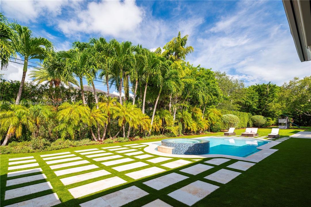 最近售出: $4,750,000 (6 贝兹, 6 浴室, 5897 平方英尺)