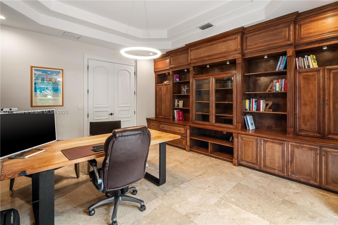 最近售出: $4,750,000 (6 贝兹, 6 浴室, 5897 平方英尺)