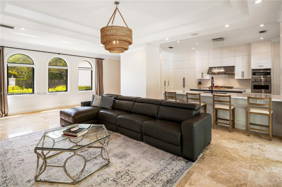 最近售出: $4,750,000 (6 贝兹, 6 浴室, 5897 平方英尺)