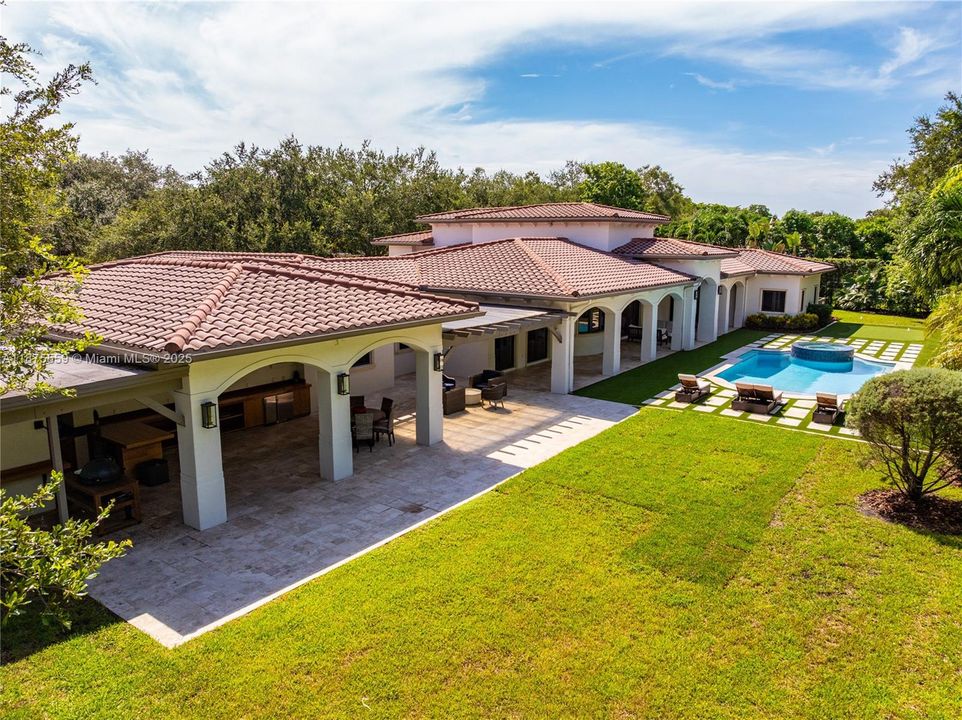 最近售出: $4,750,000 (6 贝兹, 6 浴室, 5897 平方英尺)