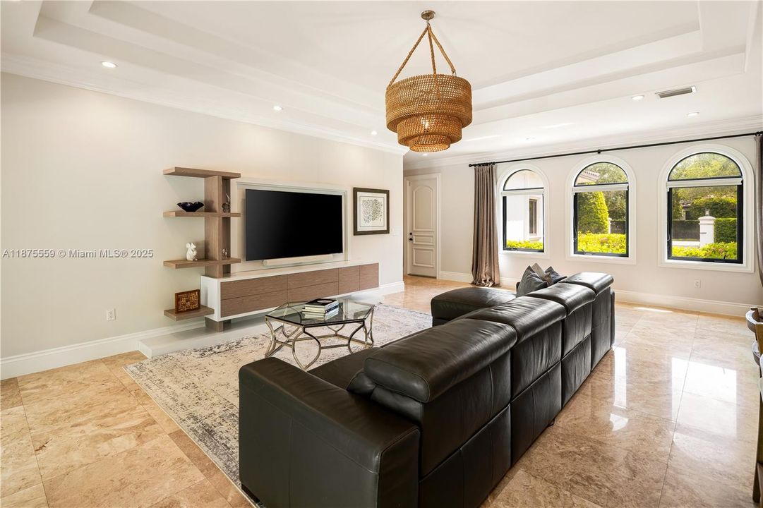 最近售出: $4,750,000 (6 贝兹, 6 浴室, 5897 平方英尺)