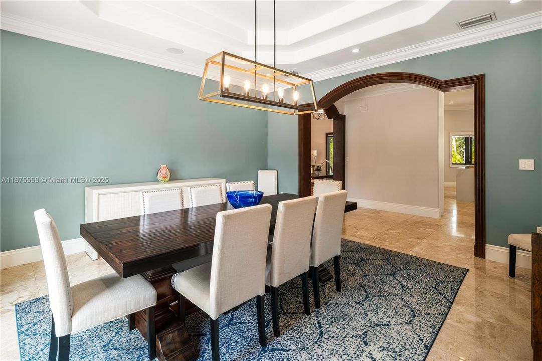 最近售出: $4,750,000 (6 贝兹, 6 浴室, 5897 平方英尺)