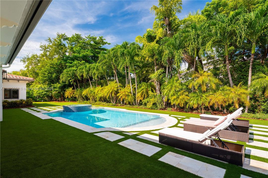 最近售出: $4,750,000 (6 贝兹, 6 浴室, 5897 平方英尺)