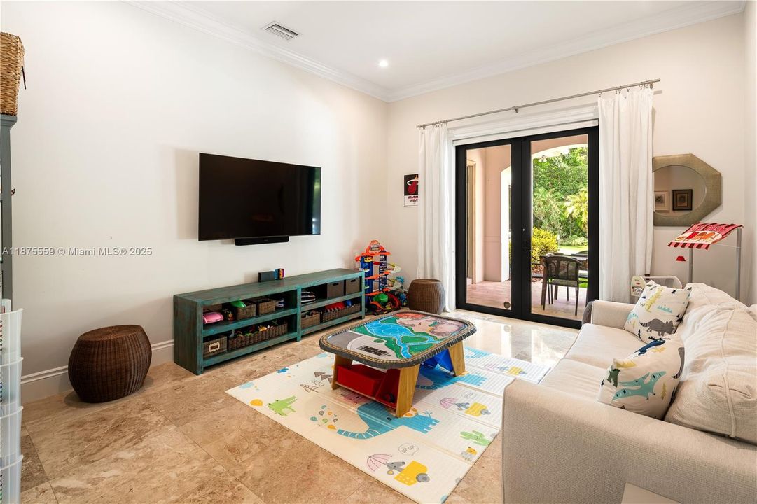 最近售出: $4,750,000 (6 贝兹, 6 浴室, 5897 平方英尺)