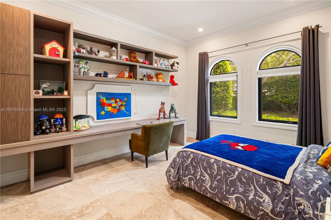 最近售出: $4,750,000 (6 贝兹, 6 浴室, 5897 平方英尺)