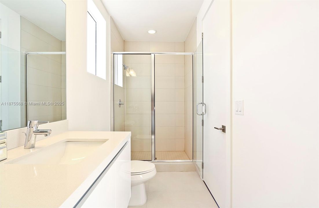 Под контрактом: $8,500 (5 спален, 5 ванн, 3113 Квадратных фут)