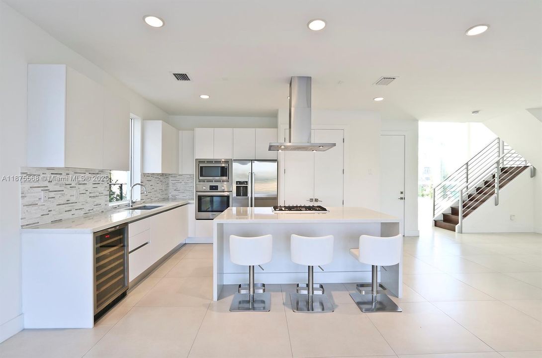 Под контрактом: $8,500 (5 спален, 5 ванн, 3113 Квадратных фут)