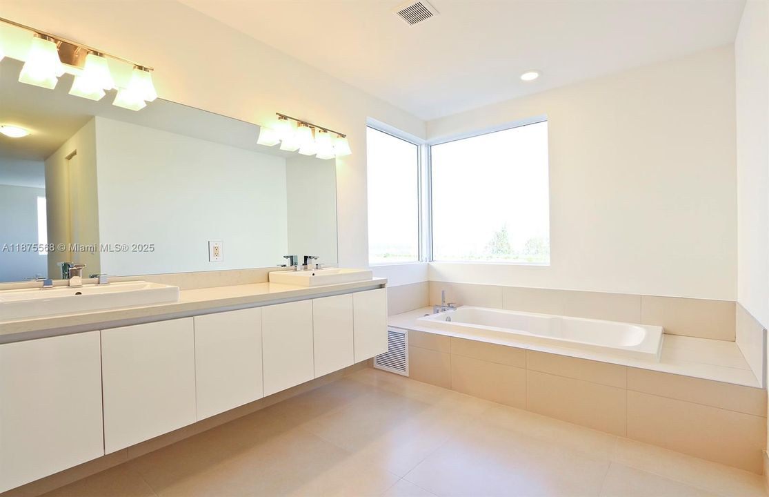 Под контрактом: $8,500 (5 спален, 5 ванн, 3113 Квадратных фут)