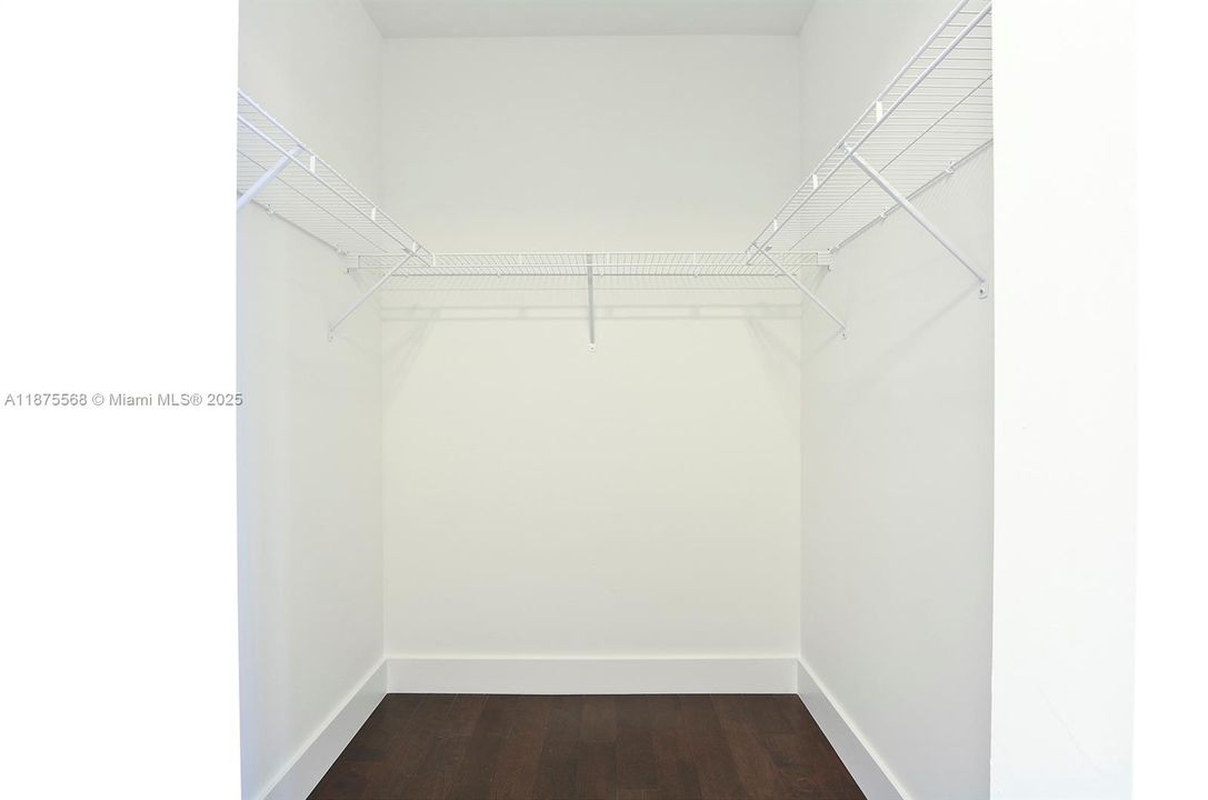 Под контрактом: $8,500 (5 спален, 5 ванн, 3113 Квадратных фут)