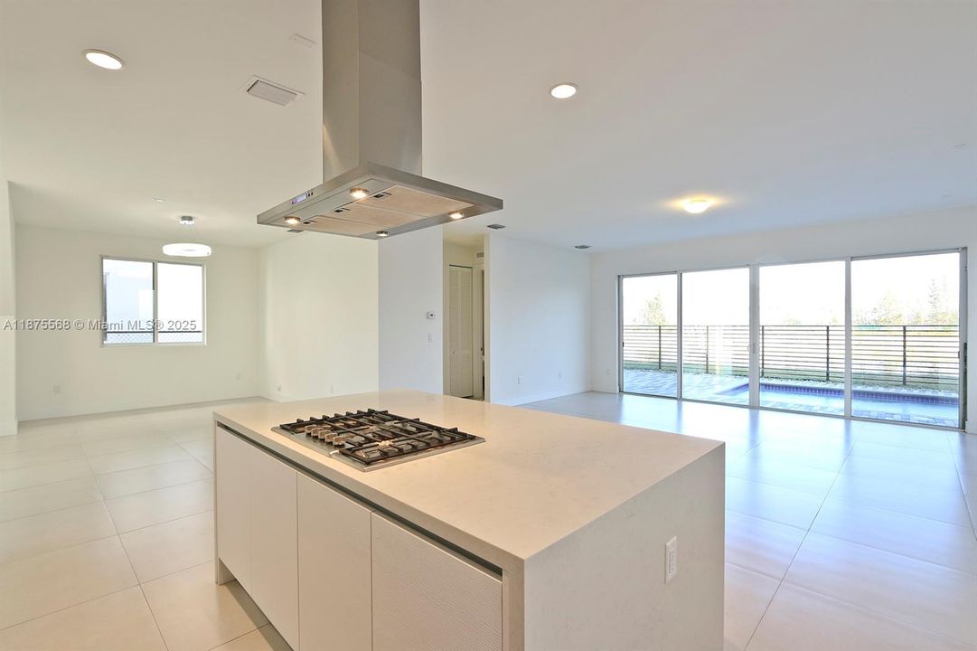 Под контрактом: $8,500 (5 спален, 5 ванн, 3113 Квадратных фут)