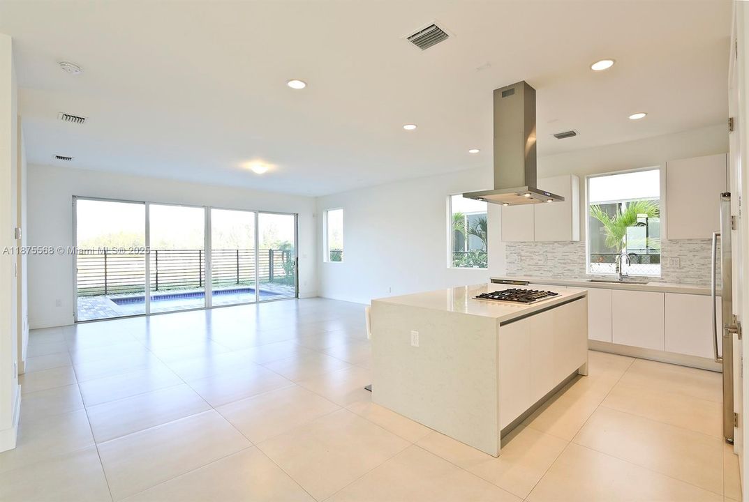 Под контрактом: $8,500 (5 спален, 5 ванн, 3113 Квадратных фут)