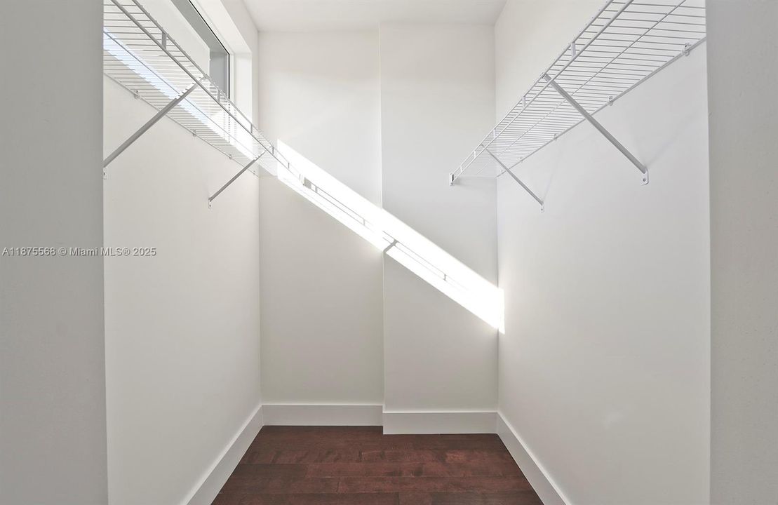 Под контрактом: $8,500 (5 спален, 5 ванн, 3113 Квадратных фут)