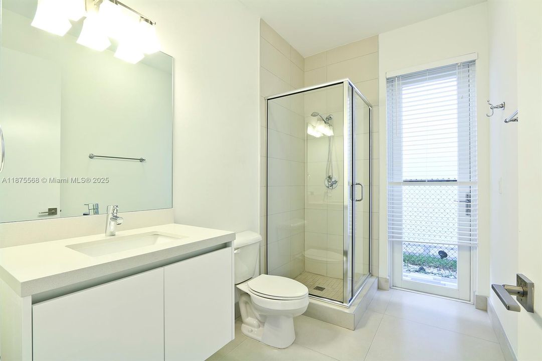 Под контрактом: $8,500 (5 спален, 5 ванн, 3113 Квадратных фут)