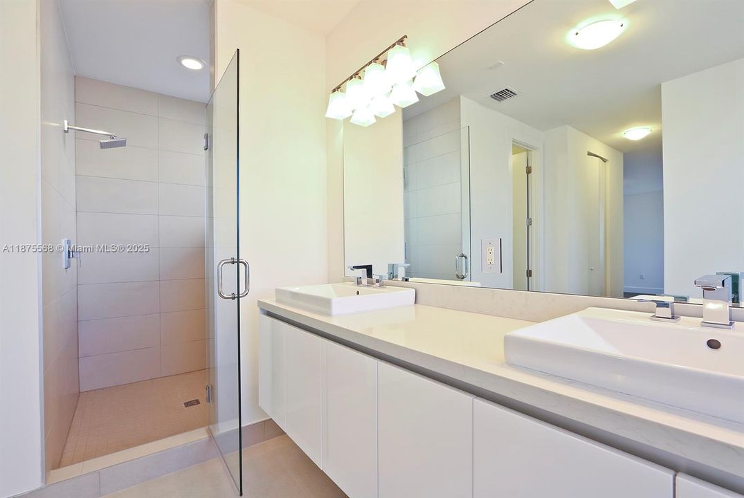 Под контрактом: $8,500 (5 спален, 5 ванн, 3113 Квадратных фут)