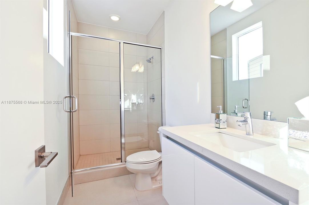 Под контрактом: $8,500 (5 спален, 5 ванн, 3113 Квадратных фут)