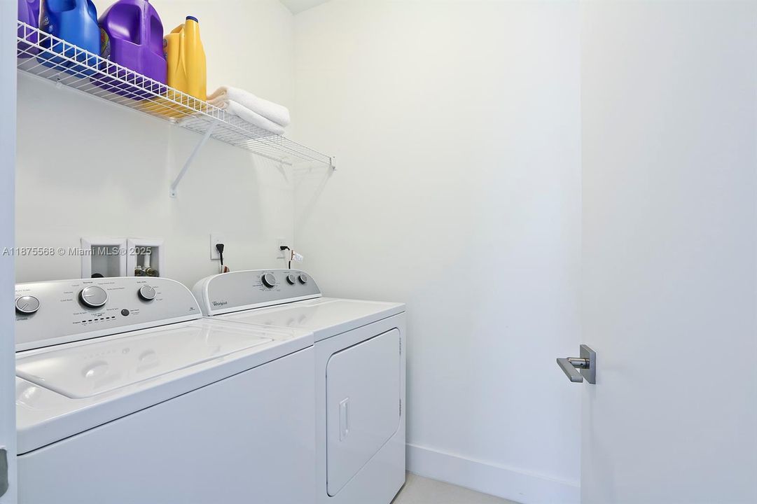 Под контрактом: $8,500 (5 спален, 5 ванн, 3113 Квадратных фут)