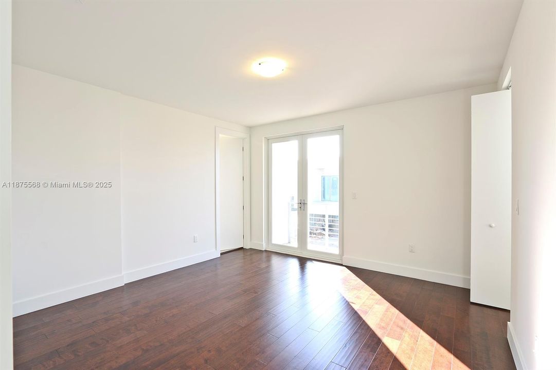 Под контрактом: $8,500 (5 спален, 5 ванн, 3113 Квадратных фут)