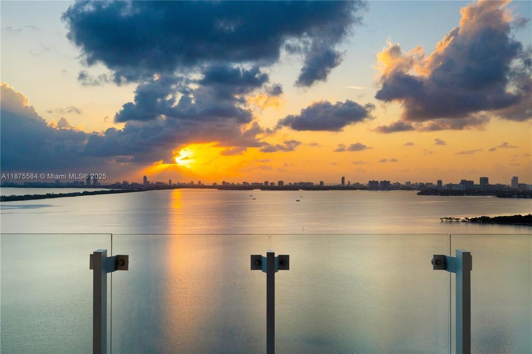 На продажу: $2,250,000 (2 спален, 3 ванн, 2348 Квадратных фут)