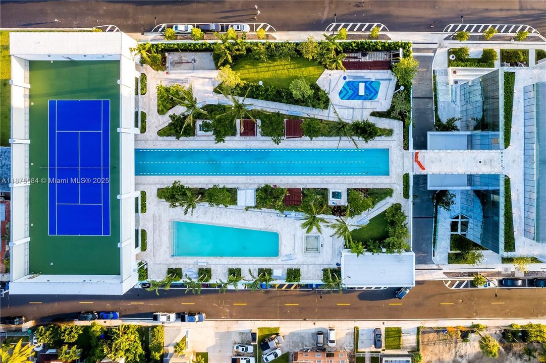 На продажу: $2,250,000 (2 спален, 3 ванн, 2348 Квадратных фут)