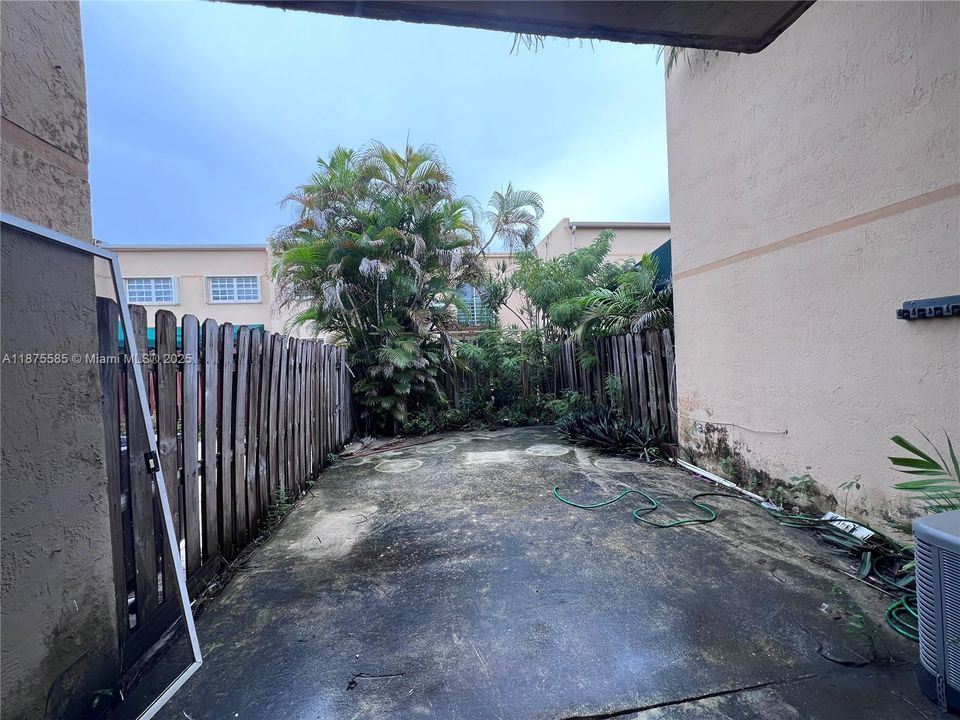 合同活跃: $298,000 (2 贝兹, 0 浴室, 1308 平方英尺)