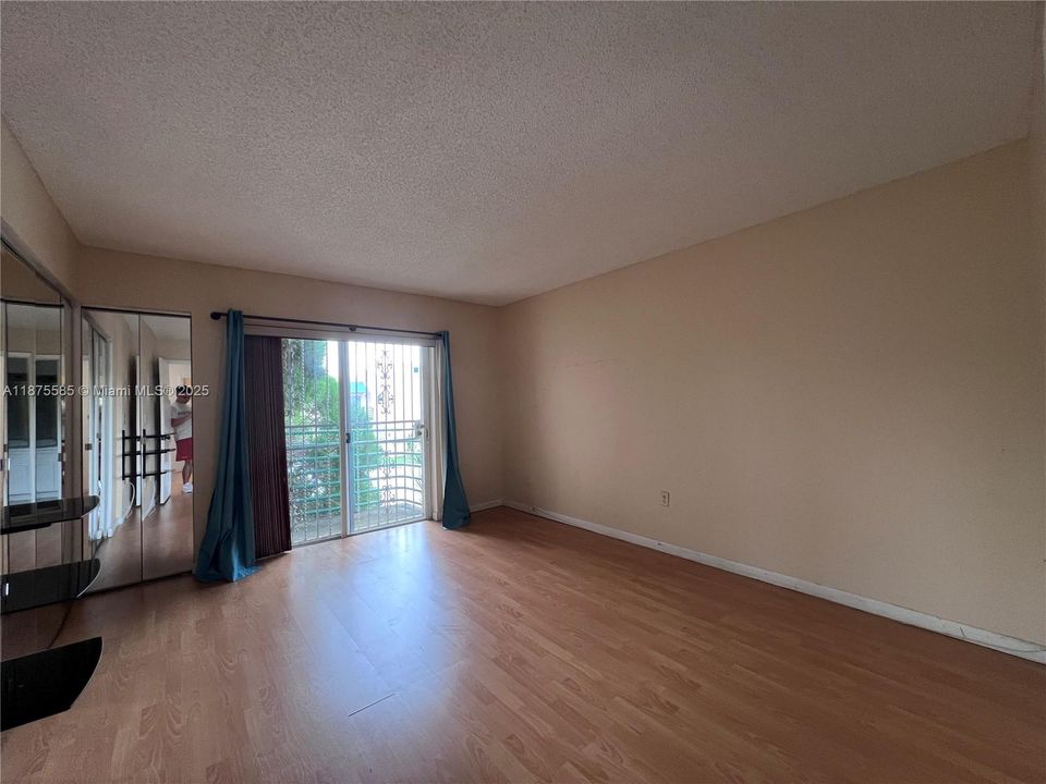 合同活跃: $298,000 (2 贝兹, 0 浴室, 1308 平方英尺)