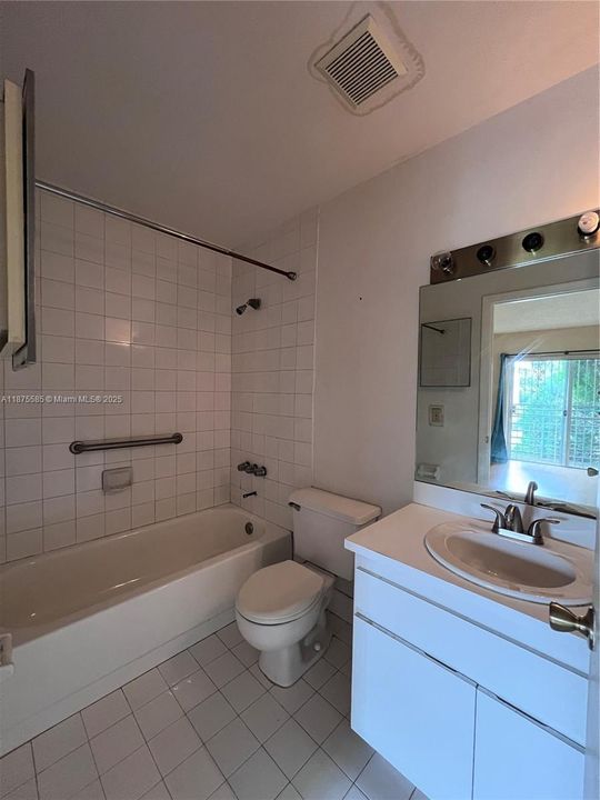 合同活跃: $298,000 (2 贝兹, 0 浴室, 1308 平方英尺)