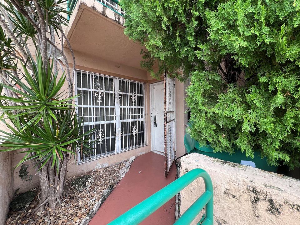 合同活跃: $298,000 (2 贝兹, 0 浴室, 1308 平方英尺)