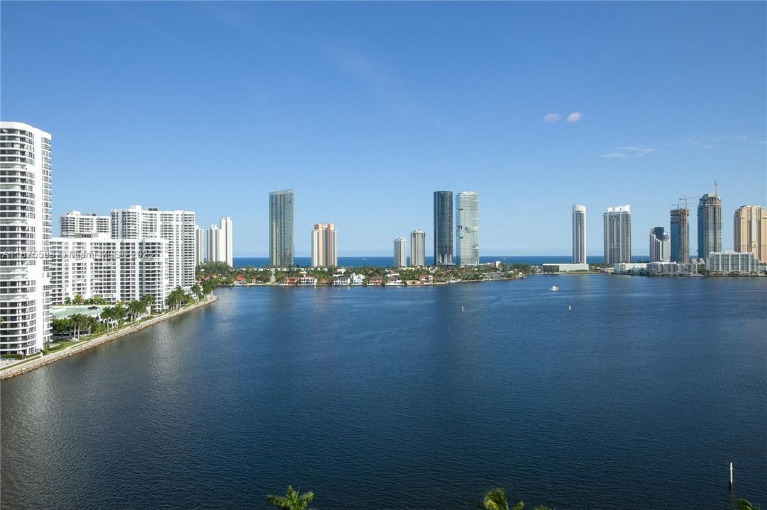 合同活跃: $1,390,000 (3 贝兹, 3 浴室, 2130 平方英尺)