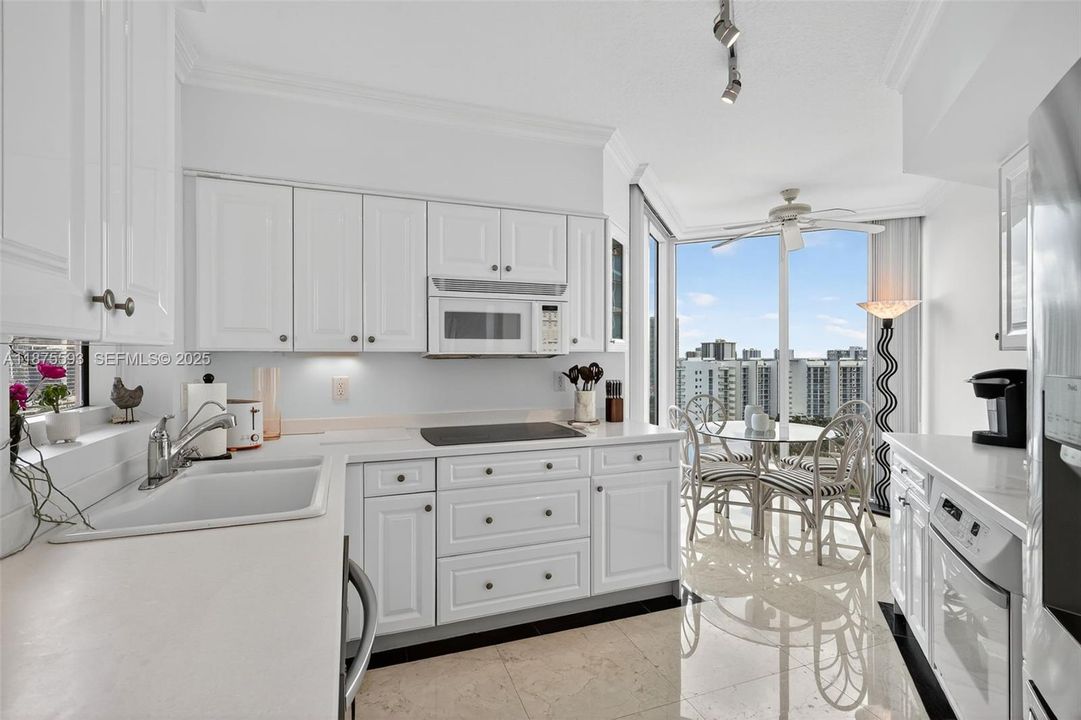 合同活跃: $1,390,000 (3 贝兹, 3 浴室, 2130 平方英尺)