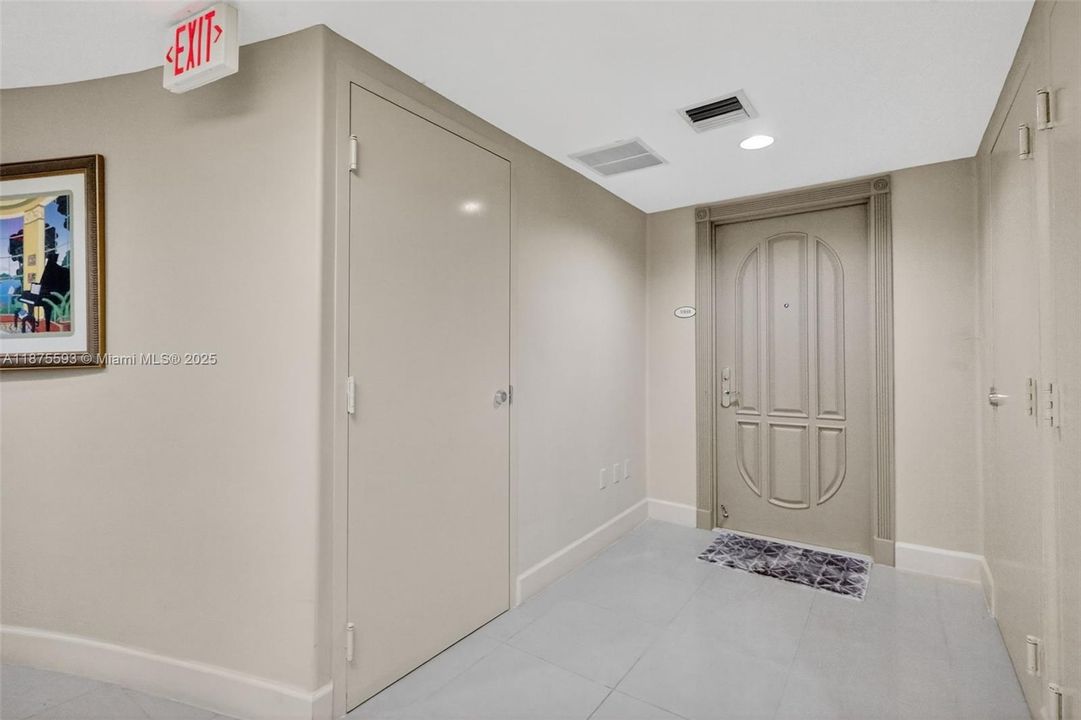 合同活跃: $1,390,000 (3 贝兹, 3 浴室, 2130 平方英尺)