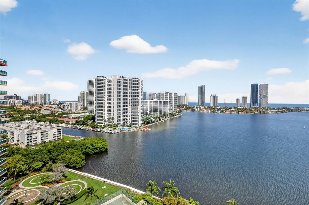 合同活跃: $1,390,000 (3 贝兹, 3 浴室, 2130 平方英尺)