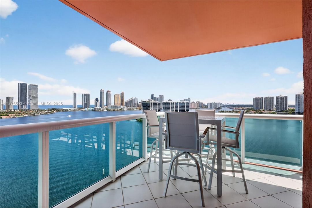 合同活跃: $1,390,000 (3 贝兹, 3 浴室, 2130 平方英尺)