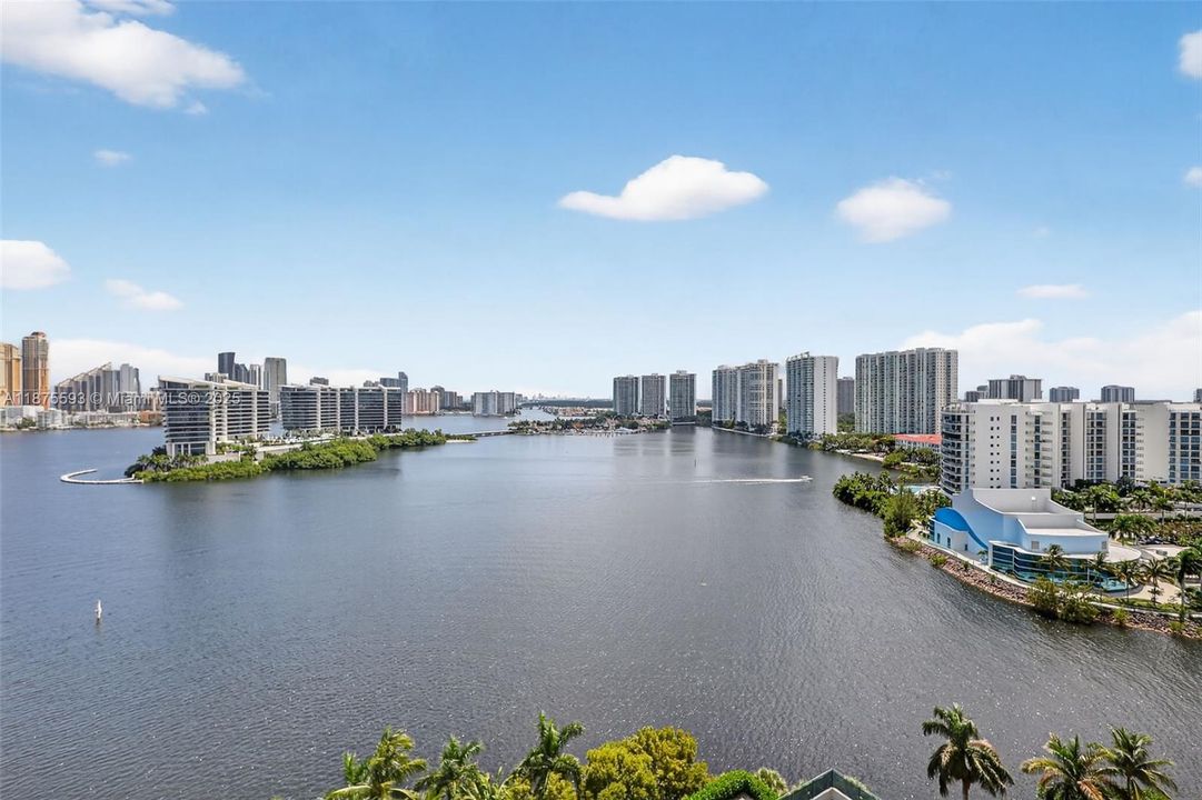 合同活跃: $1,390,000 (3 贝兹, 3 浴室, 2130 平方英尺)