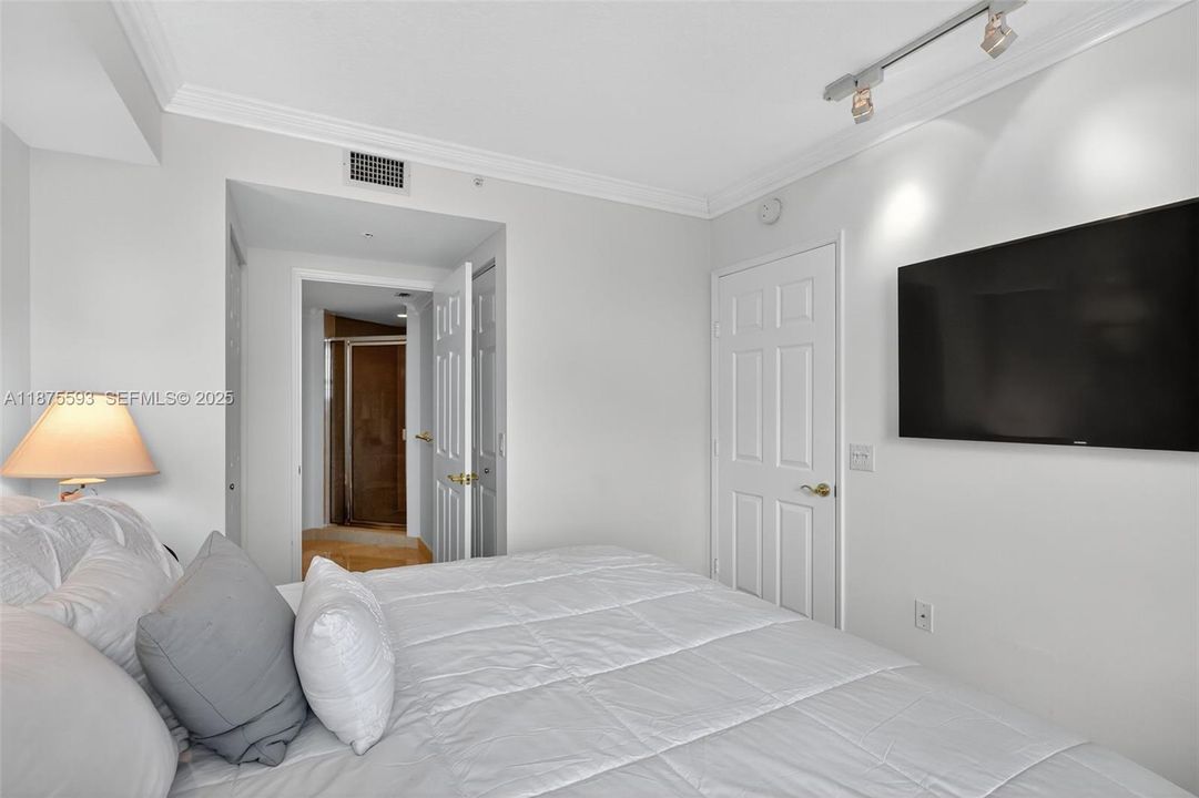 合同活跃: $1,390,000 (3 贝兹, 3 浴室, 2130 平方英尺)