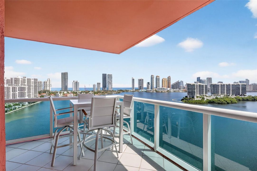 合同活跃: $1,390,000 (3 贝兹, 3 浴室, 2130 平方英尺)