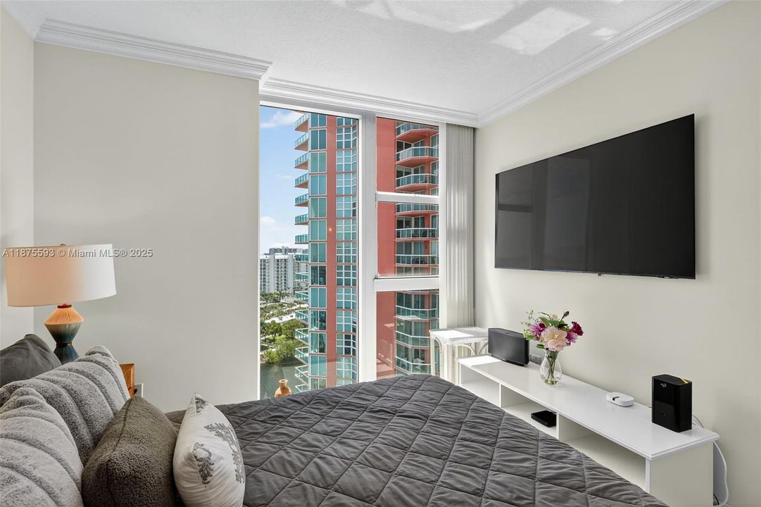 合同活跃: $1,390,000 (3 贝兹, 3 浴室, 2130 平方英尺)