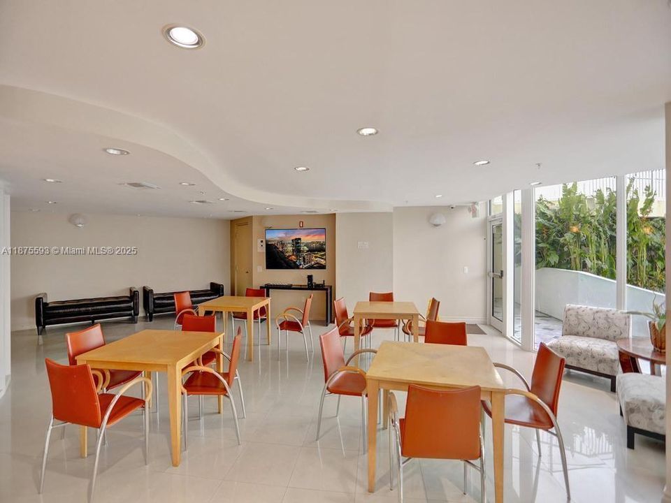 合同活跃: $1,390,000 (3 贝兹, 3 浴室, 2130 平方英尺)